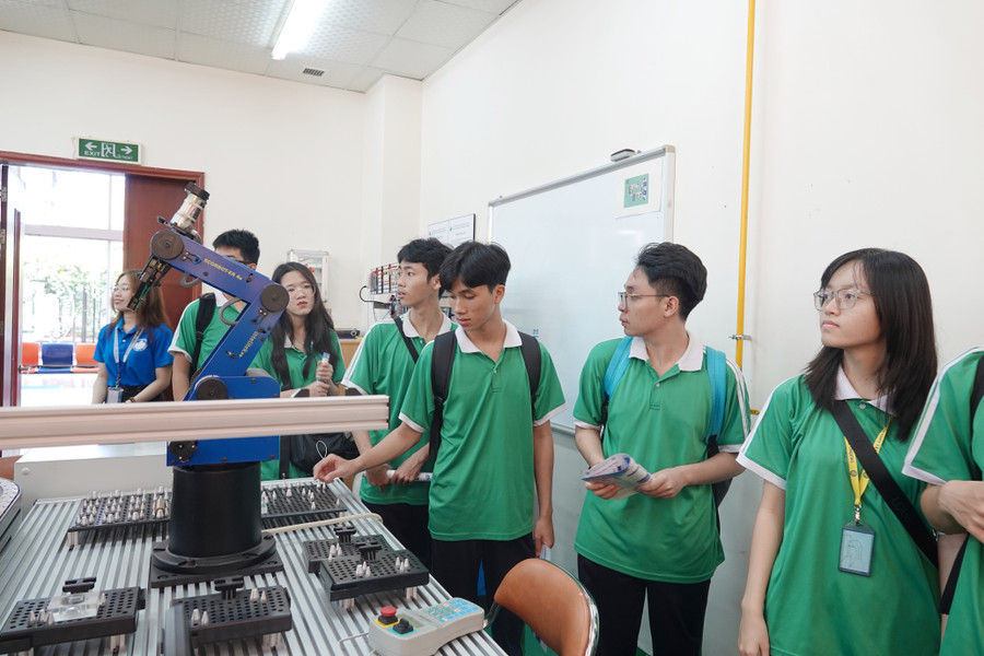 tay-thanh-2.jpg