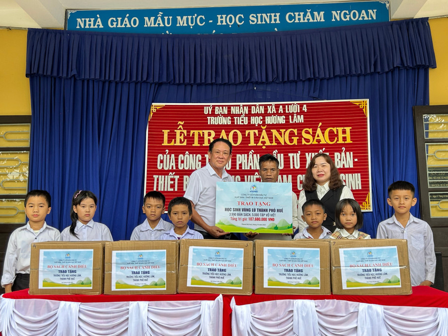 Đại diện Công ty Cổ phần Đầu tư Xuất bản - Thiết bị Giáo dục Việt Nam (VEPIC) trao tặng gần 9.000 bản sách giáo khoa và vở viết cho các trường tiểu học vùng lũ TP Huế.