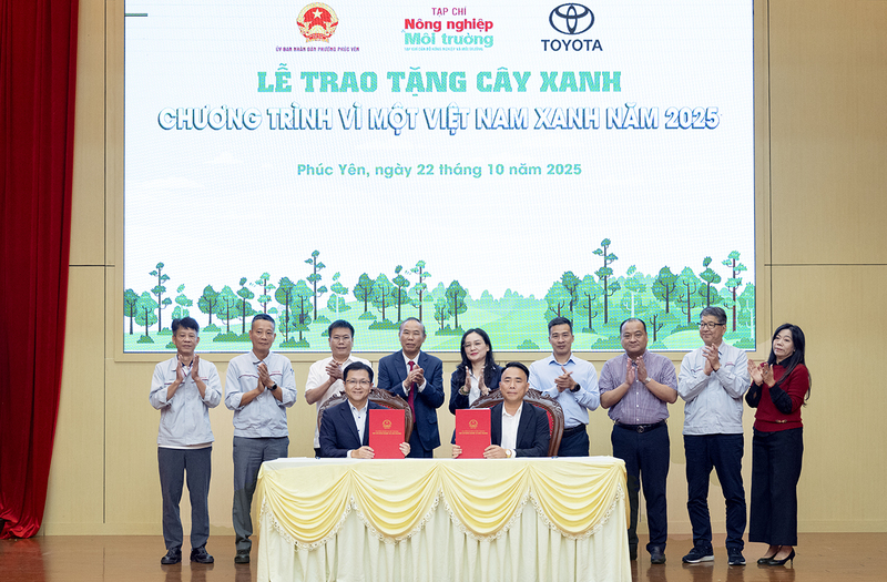 Tạp chí Nông nghiệp và Môi trường và Công ty Ô tô Toyota Việt Nam đã ký kết Thỏa thuận hợp tác. Ảnh: Minh Thành.