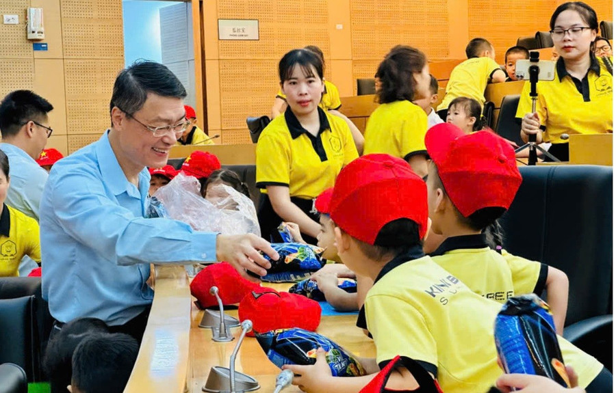 Trẻ mầm non tham quan khu vực làm việc của bố mẹ tại một nhà máy thuộc Khu kinh tế Vũng Áng (Vũng Áng, Hà Tĩnh). nang-tam-giao-duc-mam-non-khu-cong-nghiep-1.jpg