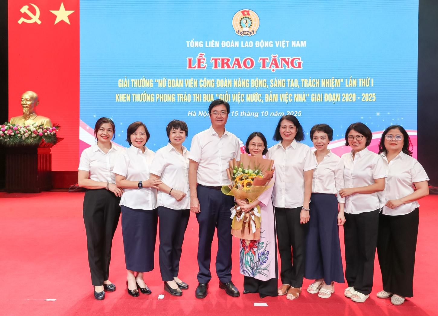 Phụ nữ Petrovietnam: Tự tin, bản lĩnh, tiên phong trong kỷ nguyên mới Phụ nữ Petrovietnam: Tự tin, bản lĩnh, tiên phong trong kỷ nguyên mới