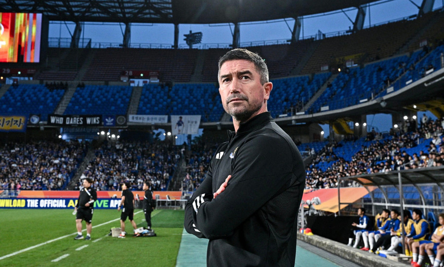 Harry Kewell giai đoạn cầm quân tại Yokohama F. Marinos. Ảnh: INT