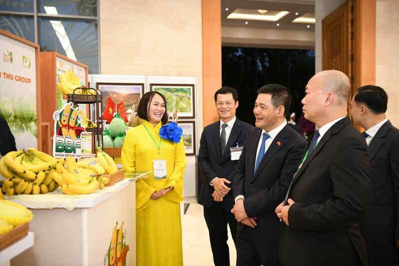 Bộ trưởng Nguyễn Hồng Diên tham quan gian hàng của Công ty Cổ phần Banana Brothers Farm tháng 10/2024 tại Khu triển lãm sản phẩm nông nghiệp đặc sắc của Việt Nam xuất khẩu sang Trung Quốc. Ảnh: SCT