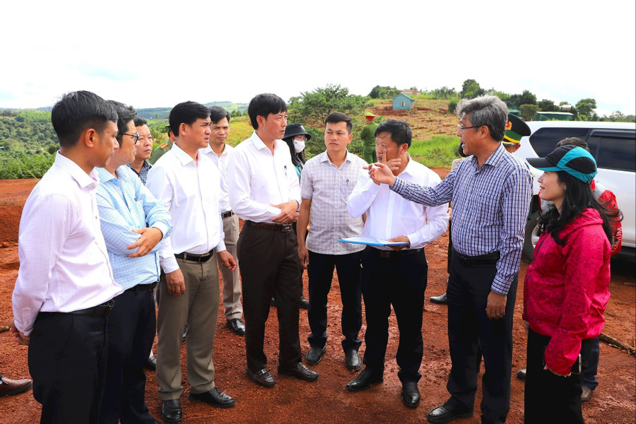 Phó Chủ tịch UBND tỉnh Lâm Đồng Nguyễn Minh khảo sát vị trí xây dựng Trường phổ thông dân tộc nội trú liên cấp tiểu học và THCS. img-1340.jpg