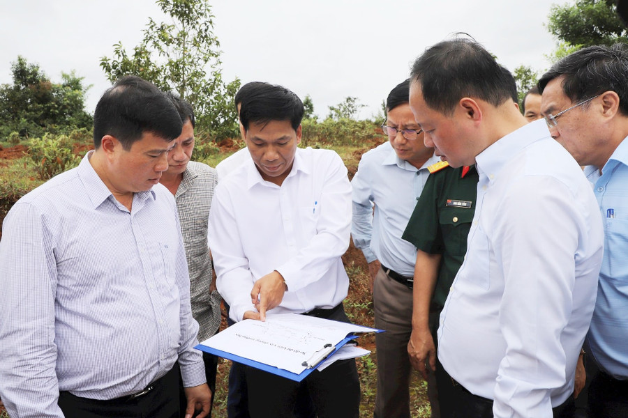 Đại diện UBND xã Quảng Trực báo cáo khái quát khu vực dự kiến xây dựng trường phổ thông nội trú liên cấp tới lãnh đạo Tỉnh ủy Lâm Đồng. 4-638913931024654974.jpg