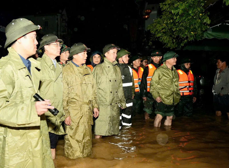 Phó Thủ tướng Chính phủ Trần Hồng Hà trực tiếp chỉ đạo công tác ứng phó, khắc phục lũ lụt ở Huế tối ngày 28/10. Ảnh: Nguyễn Tuấn