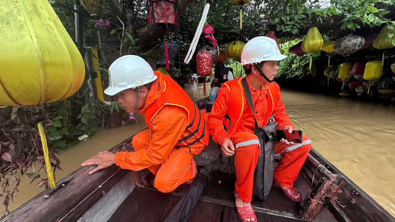 Ngành điện miền Trung ứng trực 24/24, sẵn sàng khôi phục cấp điện ngay khi nước rút và đảm bảo an toàn. Ảnh: Bình An