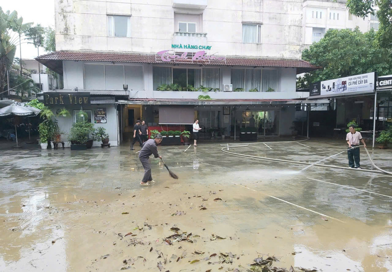 Sáng 29/10, người dân tại thành phố Huế đã bắt đầu công tác dọn vệ sinh sau lũ lụt. Ảnh: Nguyễn Tuấn