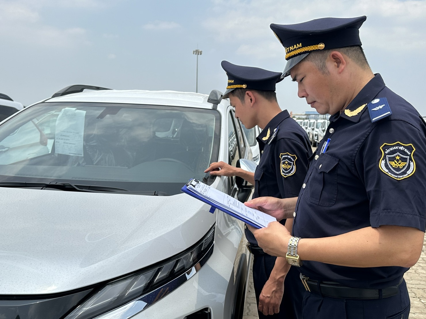 Số thu  NSNN từ mặt hàng ô tô tăng cao. Ảnh: T.H