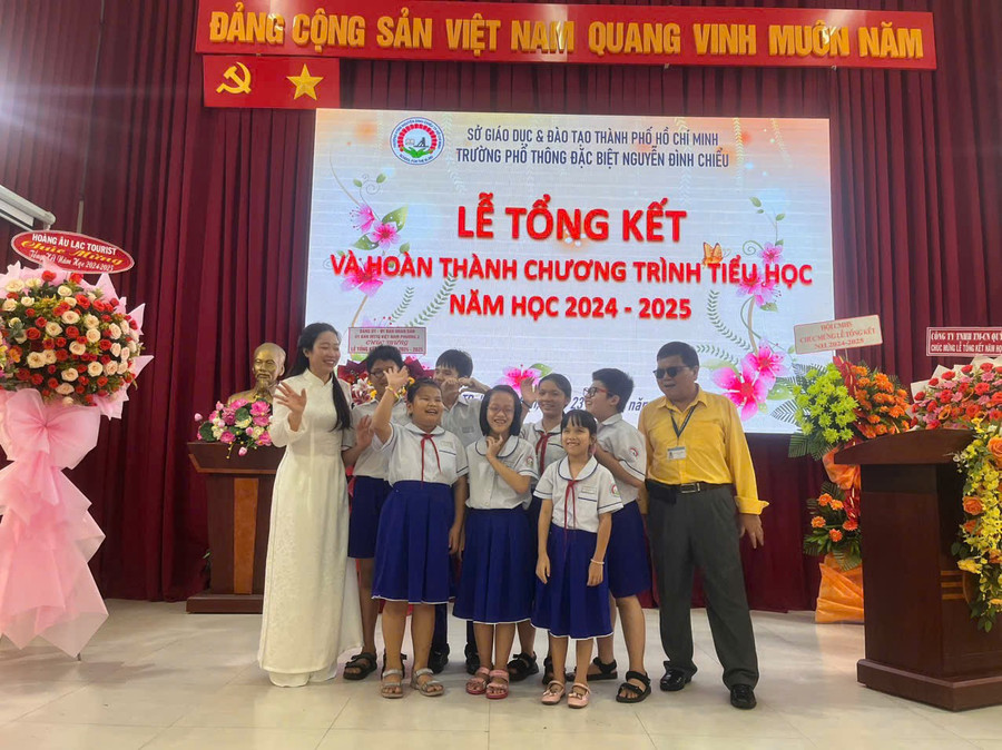 Cô Trinh cùng học sinh trong lễ tổng kết năm học. z7142331031827-72a058b4bc88954e19124725f6e91e4c.jpg