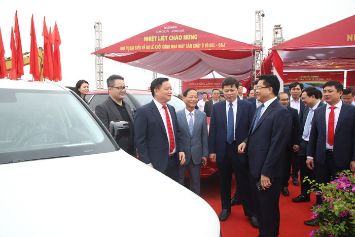 Đại diện Omoda & Jaecoo Việt Nam và đại diện cơ quan nhà nước tỉnh Hưng Yên tại Lễ khởi công Nhà máy sản xuất ô-tô GEL-O&J.