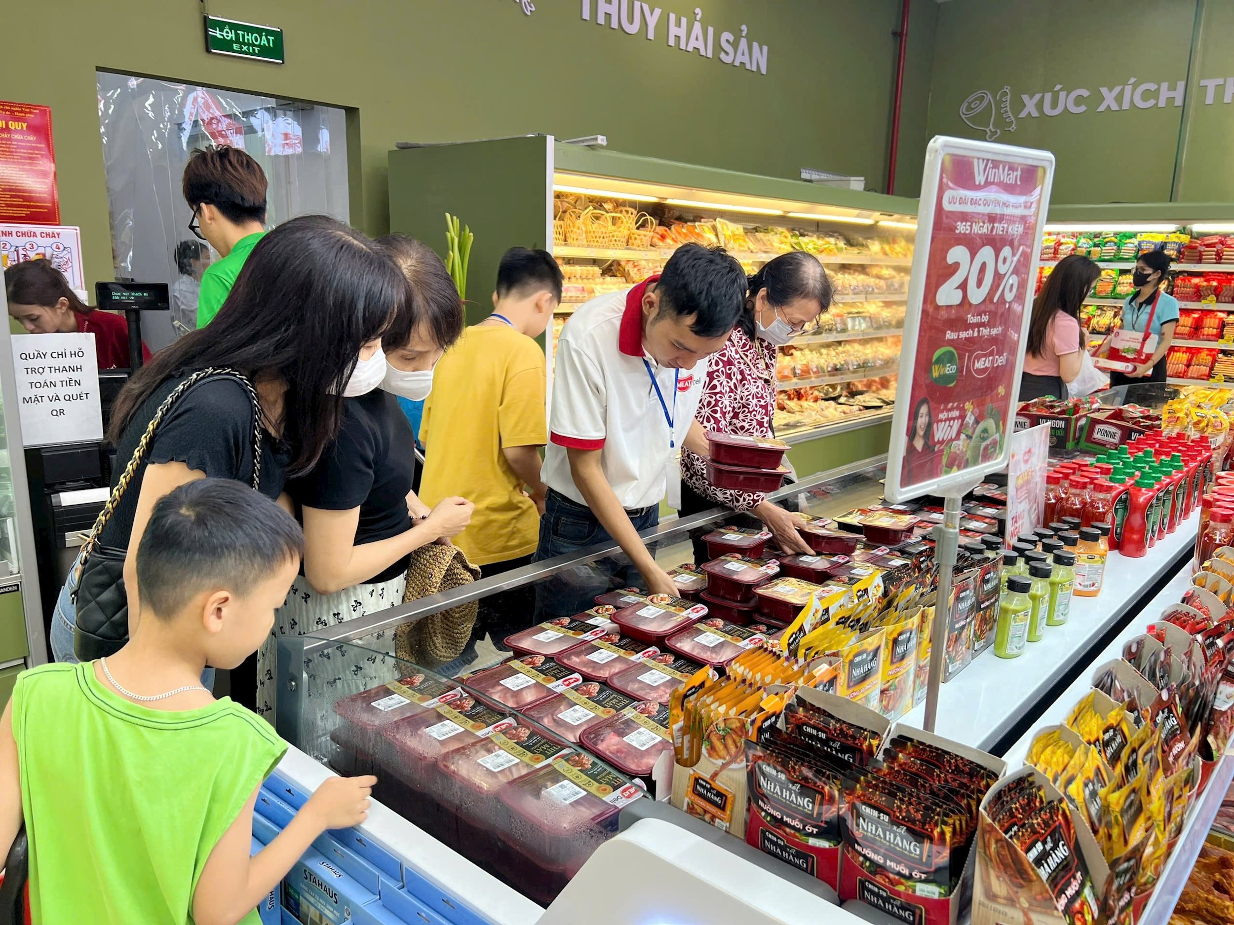 Người tiêu dùng chọn mua thịt ủ mát MEATDeli tại hệ thống siêu thị WinMart WinMart- (1)