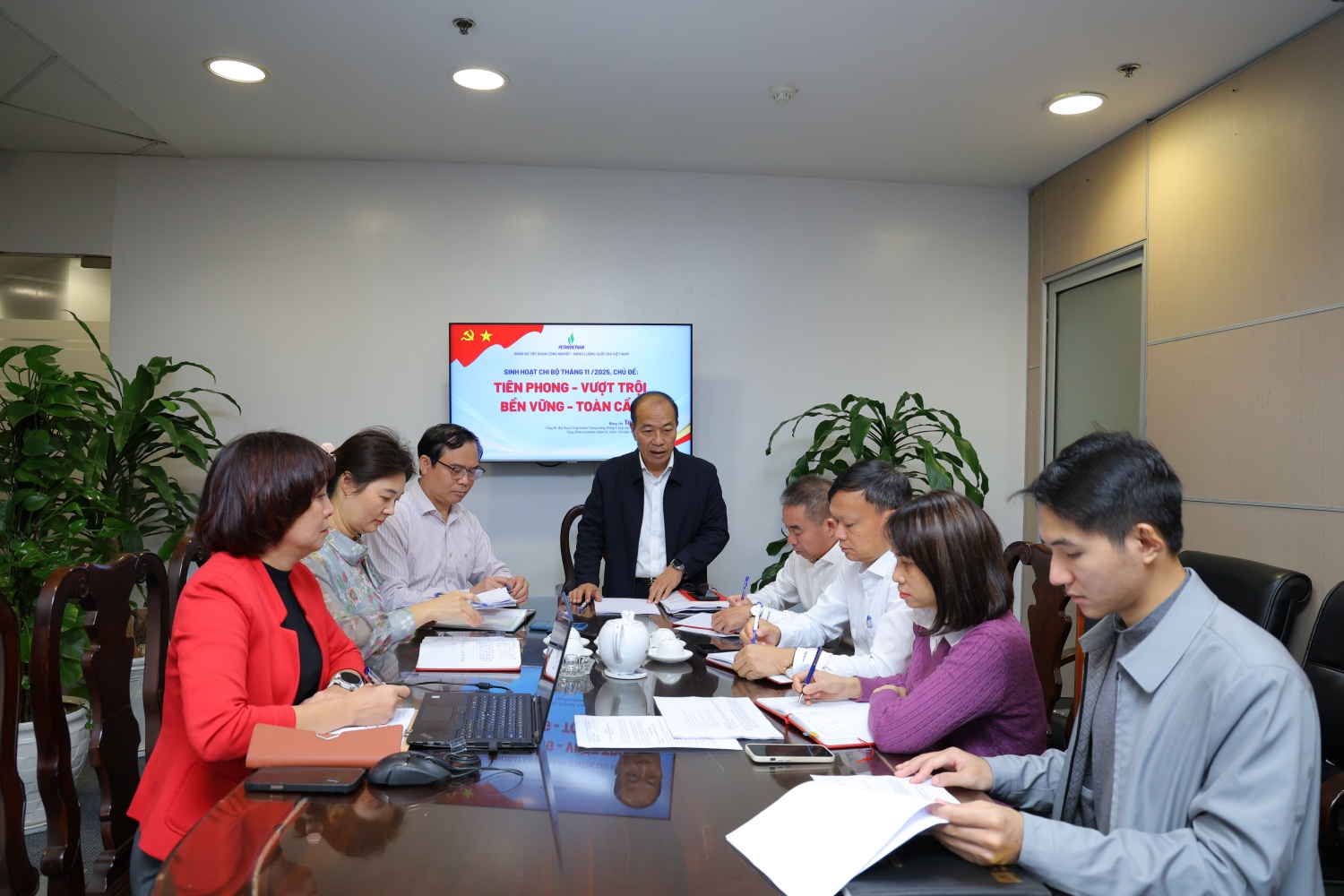 Đồng chí Phạm Quang Dũng, Ủy viên Ban Thường vụ Đảng ủy, Chánh Văn phòng Đảng ủy Tập đoàn, Phó Bí thư thường trực Đảng ủy BMQL&ĐH phổ biến, quán triệt các nội dung tại sinh hoạt Chi bộ Văn phòng Đảng ủy Tập đoàn.