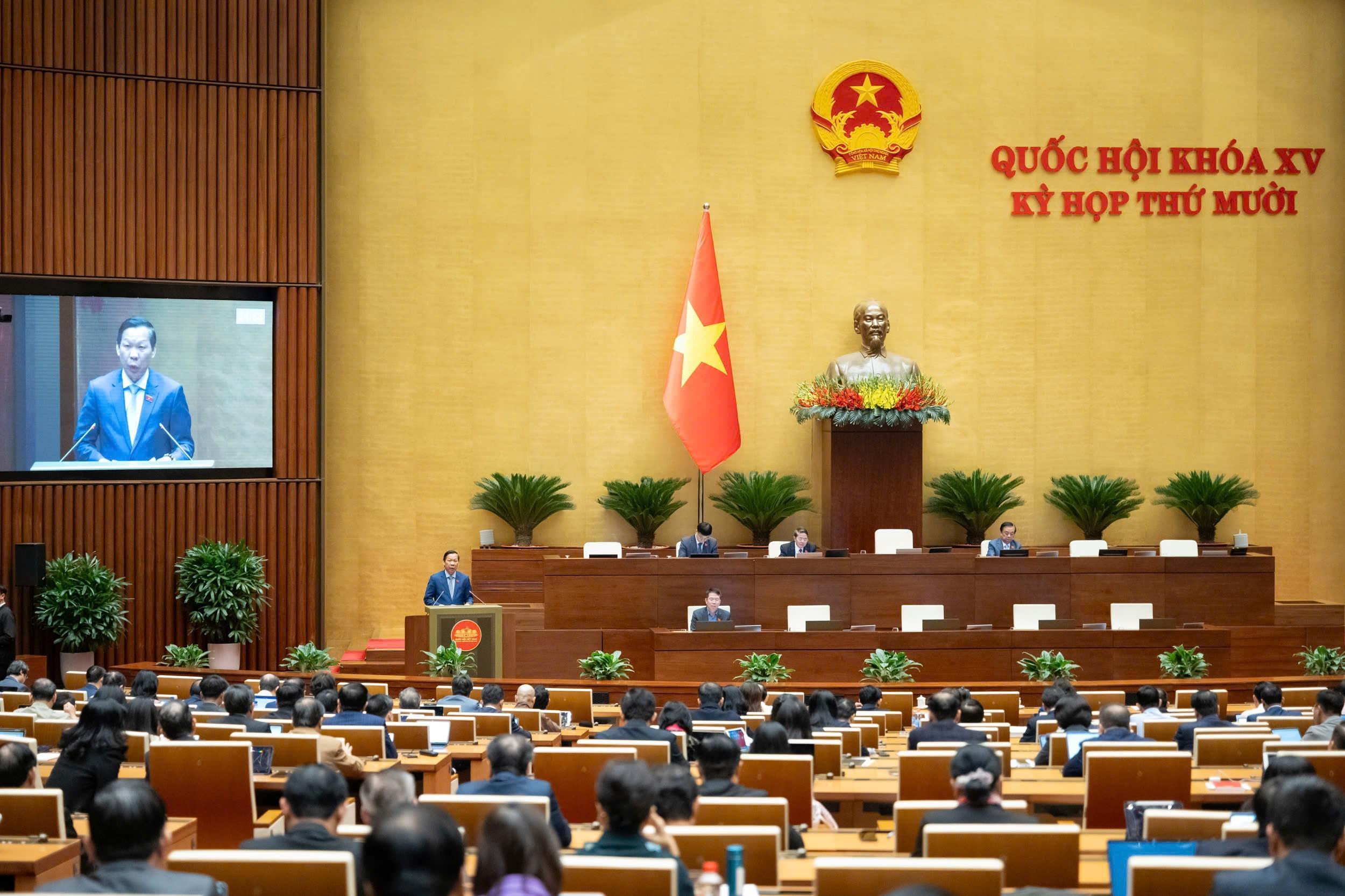 Quốc hội nghe Chủ nhiệm Ủy ban Kinh tế và Tài chính Phan Văn Mãi trình bày Báo cáo thẩm tra dự thảo Luật.