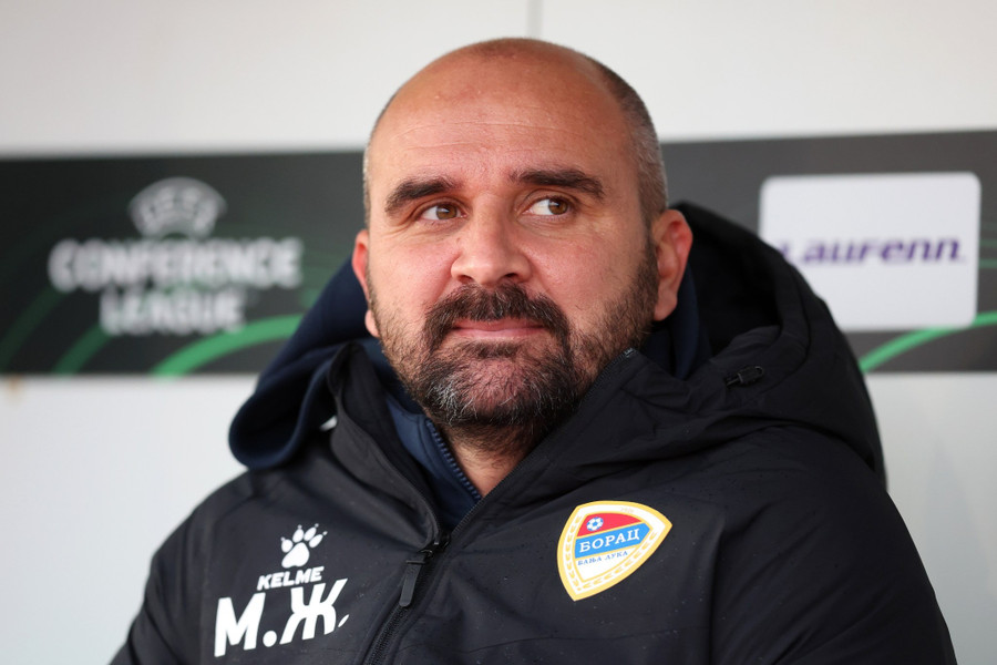 HLV Mladen Zizovic bị đau tim ở phút thứ 22 của trận đấu và qua đời khi đang trên đường đến bệnh viện. 3-2906.jpg