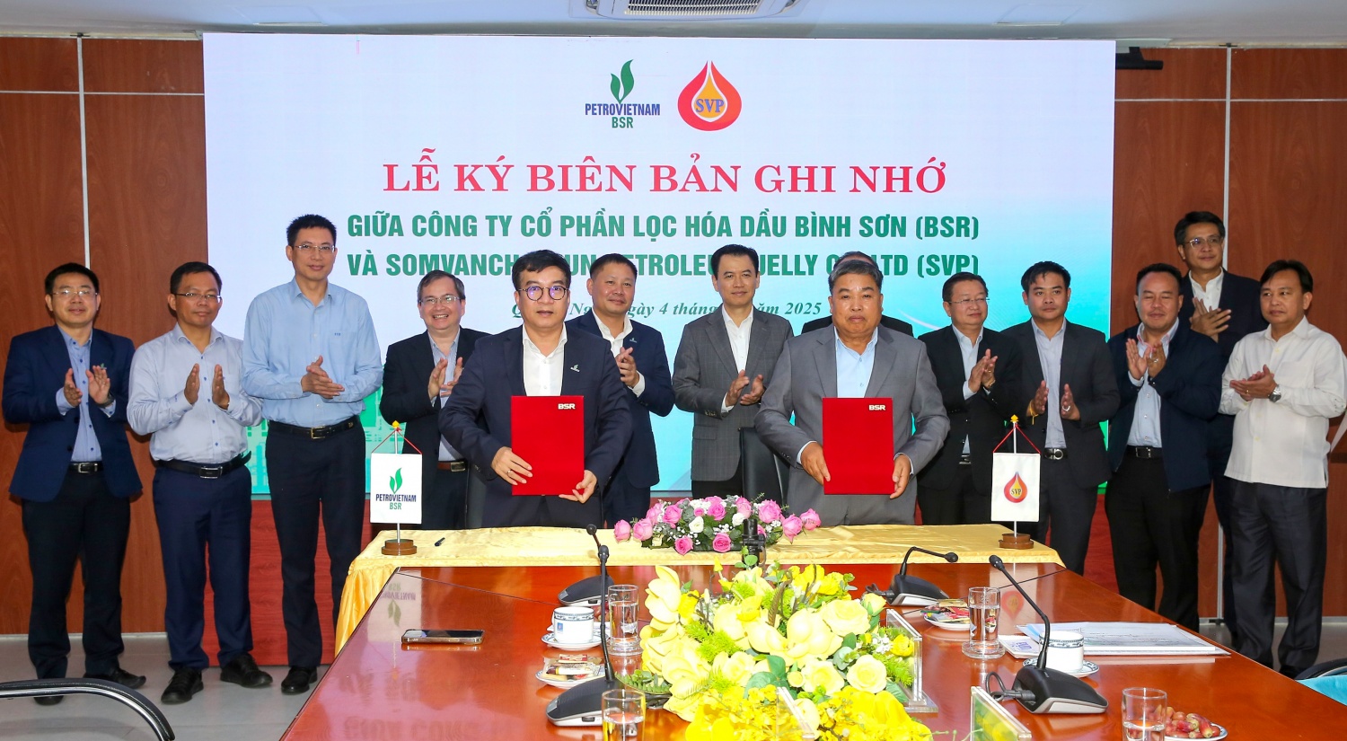 Ông Nguyễn Việt Thắng - Tổng Giám đốc BSR và ông Angtaen Saysomphone - Tổng Giám đốc Công ty Somvanchaleun Petroleum Jelly ký Biên bản ghi nhớ hợp tác giữa 2 bên. Ông Nguyễn Việt Thắng - Tổng Giám đốc BSR và ông Angtaen Saysomphone - Tổng Giám đốc Công ty Somvanchaleun Petroleum Jelly ký Biên bản ghi nhớ hợp tác giữa 2 bên.