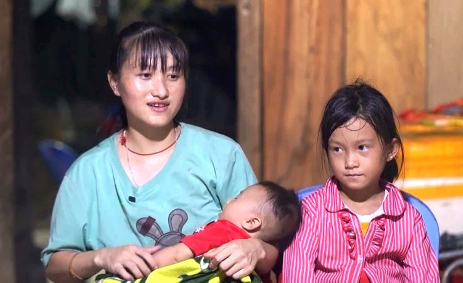 Chị Thào Thị Dua là học viên lớp học xóa mù chữ. 317d0173128t1800l1-me-con-chi-thao8.jpg