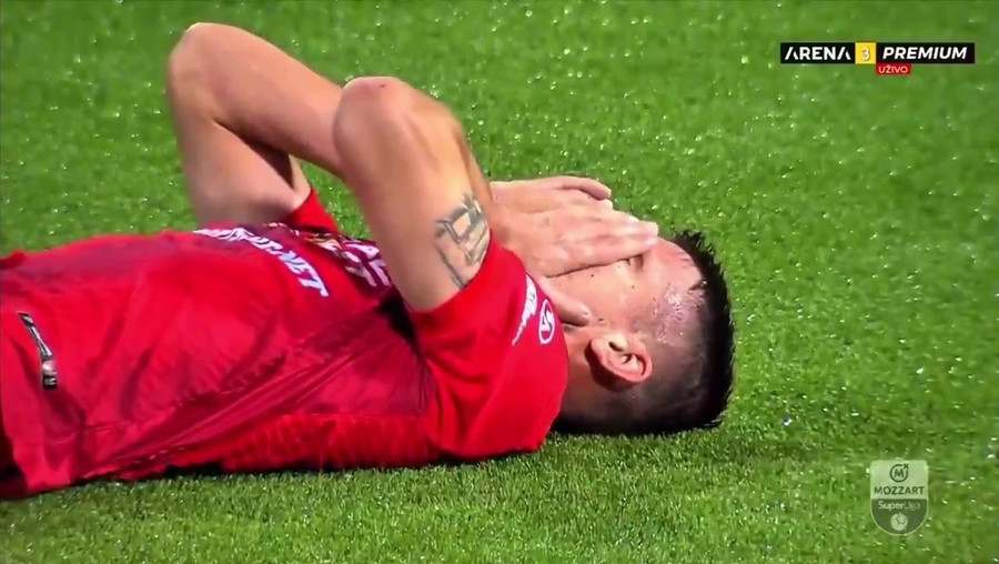 Cầu thủ bật khóc không tin vào những gì đang xảy ra. 2-2602.jpg