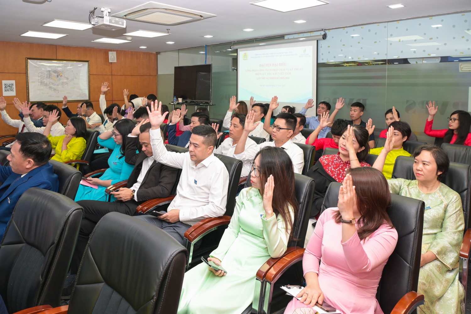 Các đại biểu biểu quyết thông qua các nội dung Đại hội Các đại biểu biểu quyết thông qua các nội dung Đại hội