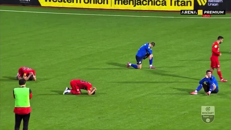 Khoảnh khắc tang thương bao trùm trên sân bóng. 4.jpg