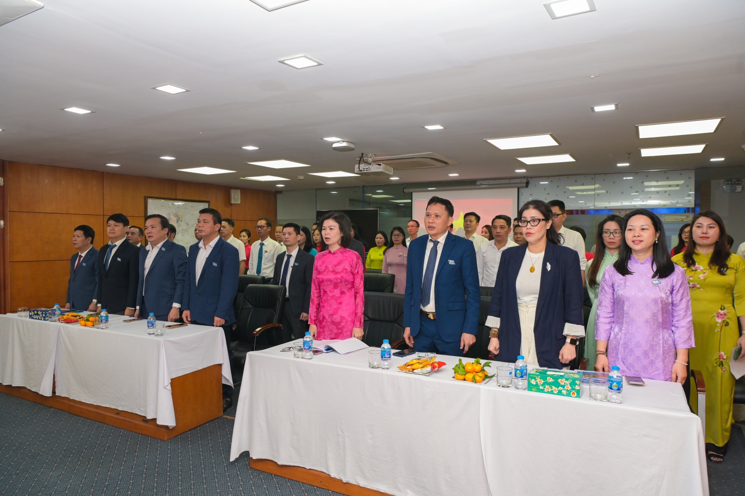 Các đại biểu thực hiện nghi thức chào cờ Các đại biểu thực hiện nghi thức chào cờ