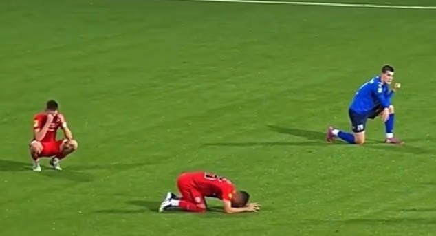 Nhiều cầu thủ gục xuống sân sau khi biết tin huấn luyện viên Mladen Zizovic qua đời. 1-3579.jpg