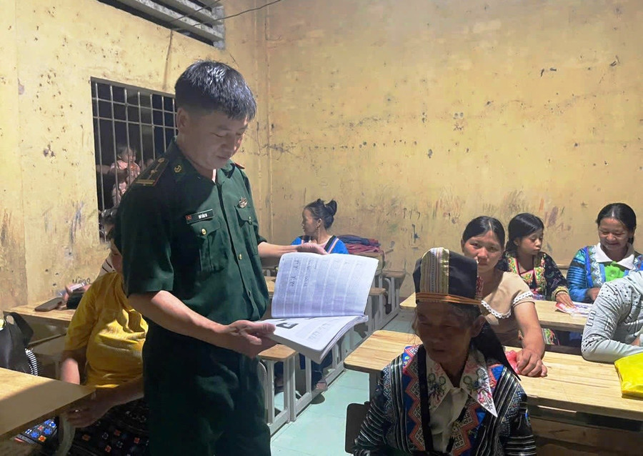 Trong lớp học có cả người già tham gia. cda82f30096c8532dc7d.jpg