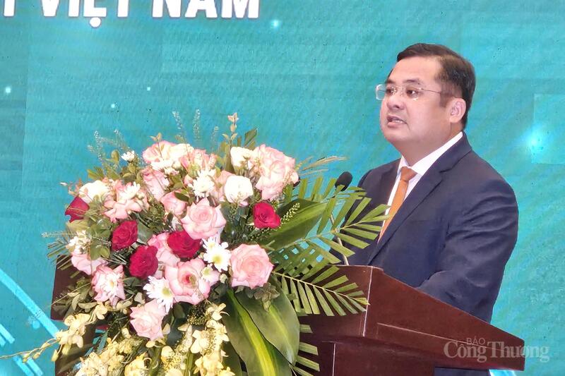 Bí thư Đảng ủy, Chủ tịch HĐTV Tập đoàn Vinachem Phùng Quang Hiệp phát biểu tại hội nghị.