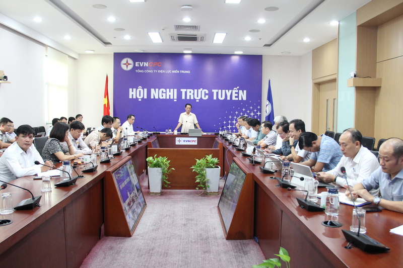 Lãnh đạo EVNCPC khẳng định tập trung khắc phục các sự cố về điện nhanh chóng, an toàn, hiệu quả. Ảnh: Bình An