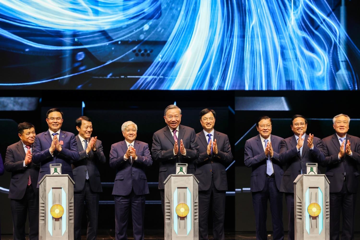 Tổng Bí thư Tô Lâm, Thủ tướng Phạm Minh Chính, Chủ tịch HĐTV Petrovietnam Lê Mạnh Hùng thực hiện nghi thức khởi động chương trình STEM Innovation Petrovietnam Tổng Bí thư Tô Lâm, Thủ tướng Phạm Minh Chính, Chủ tịch HĐTV Petrovietnam Lê Mạnh Hùng thực hiện nghi thức khởi động chương trình STEM Innovation Petrovietnam