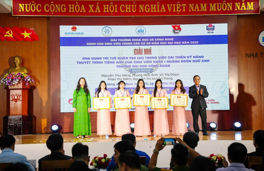 Nhóm sinh viên Khoa Ngoại ngữ của Trường ĐH Công đoàn nhận Giải Nhì tại Giải thưởng Khoa học và Công nghệ dành cho sinh viên trong các cơ sở giáo dục đại học năm 2025.