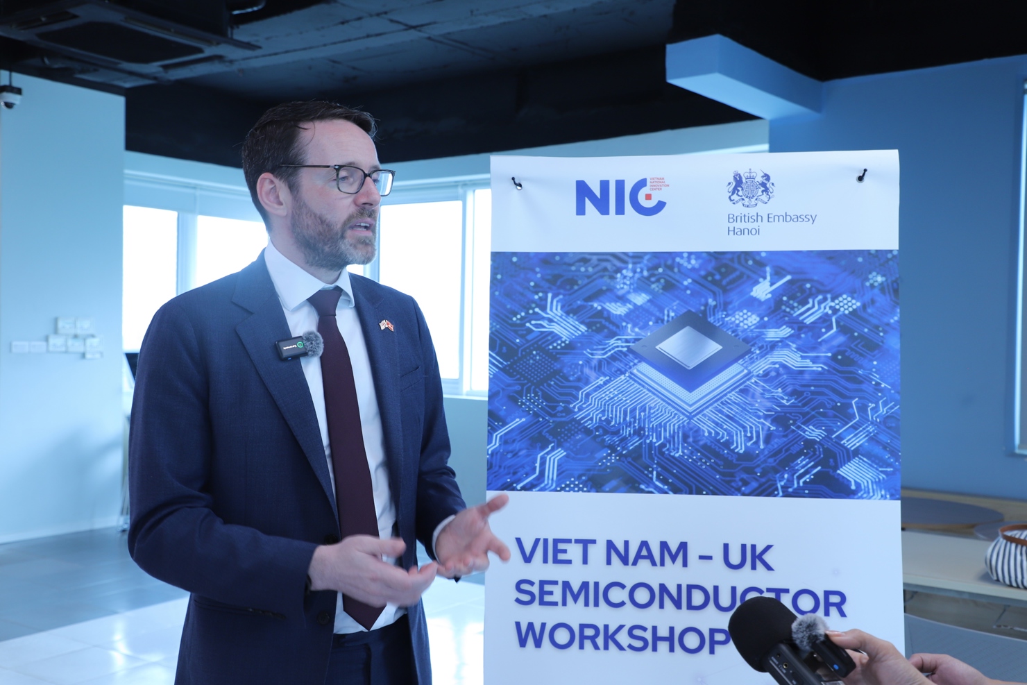 Ông Iain Frew - Đại sứ Anh tại Việt Nam trao đổi với phóng viên tại Diễn đàn Bán dẫn Việt Nam - Vương quốc Anh, tổ chức vào tháng 8/2025, tại Hà Nội.
