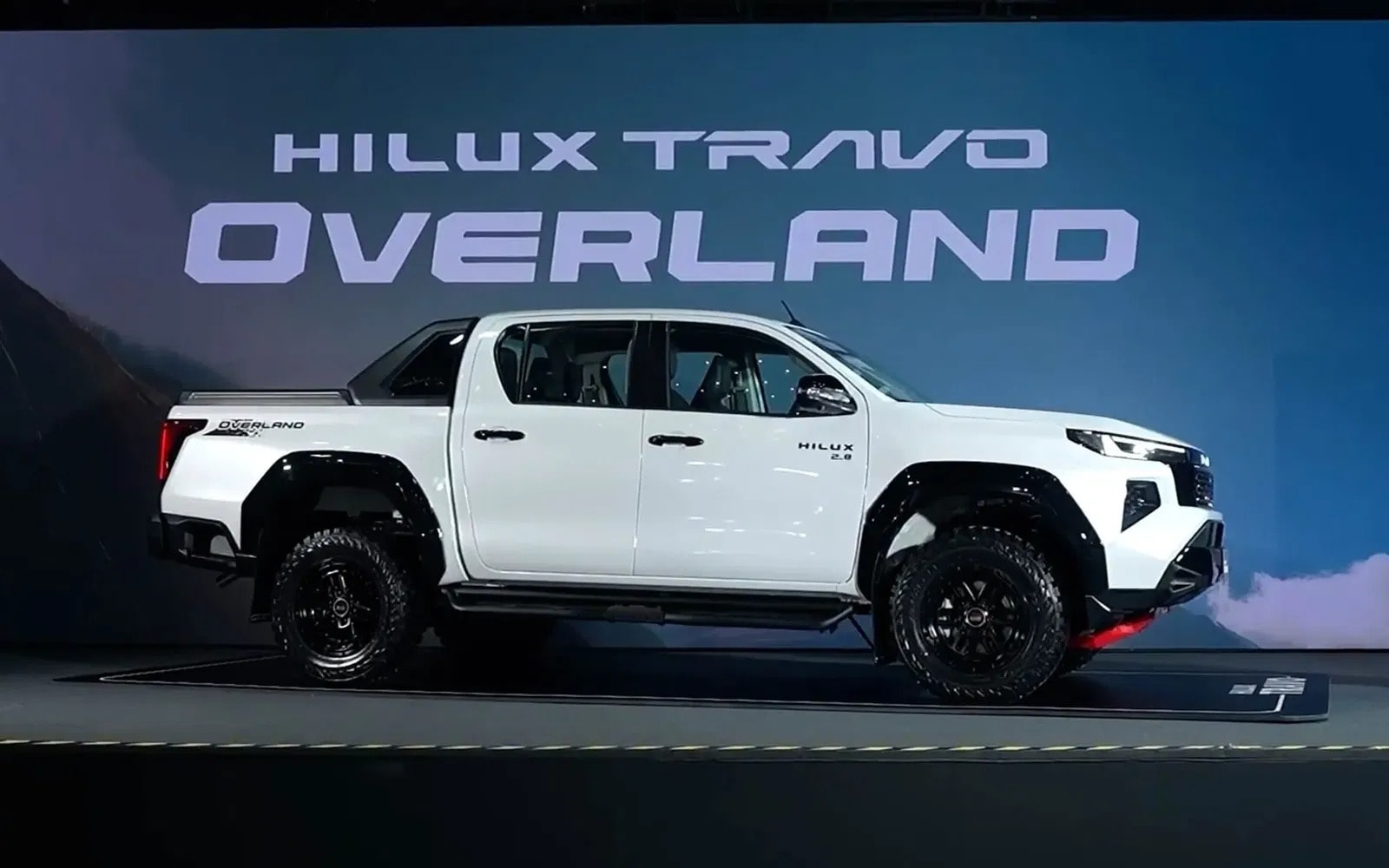 Phiên bản hoàn toàn mới Hilux Overland chuyên off-road - Ảnh: Toyota