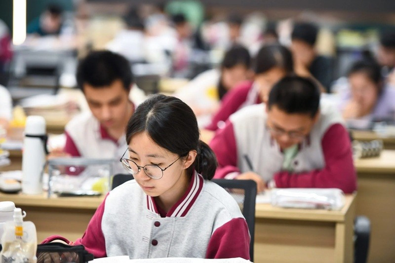 Khi ông Trump thay đổi quan điểm về học sinh Trung Quốc, Bắc Kinh lại tăng cường đầu tư vào giáo dục AI - báo hiệu một cuộc chiến tranh lạnh mới trong giáo dục. (Costfoto/NurPhoto qua Getty Images)