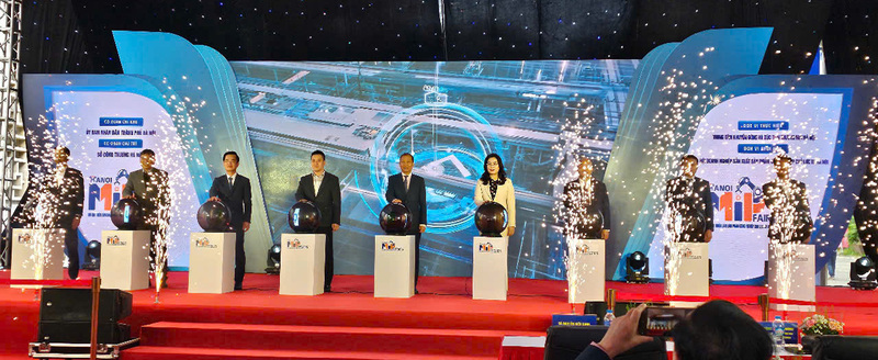 Các đại biểu bấm nút khai mạc Hội chợ Triển lãm sản phẩm công nghiệp chủ lực Hà Nội 2025. Ảnh: Nguyên Trang.