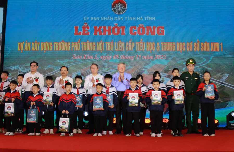 Phó Thủ tướng Thường trực Chính phủ Nguyễn Hòa Bình cùng đại biểu tặng quà cho học sinh vùng biên.