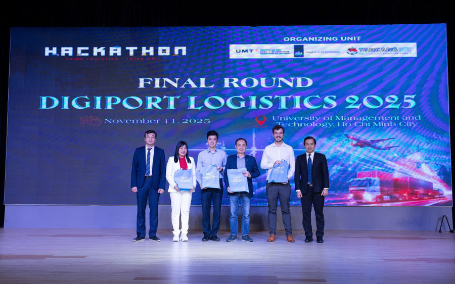 Chủ đề năm nay là "Chuyển đổi số cho tương lai cảng biển". z7215341354362-5acb8360627d1cc2c78b7900944d6394.jpg