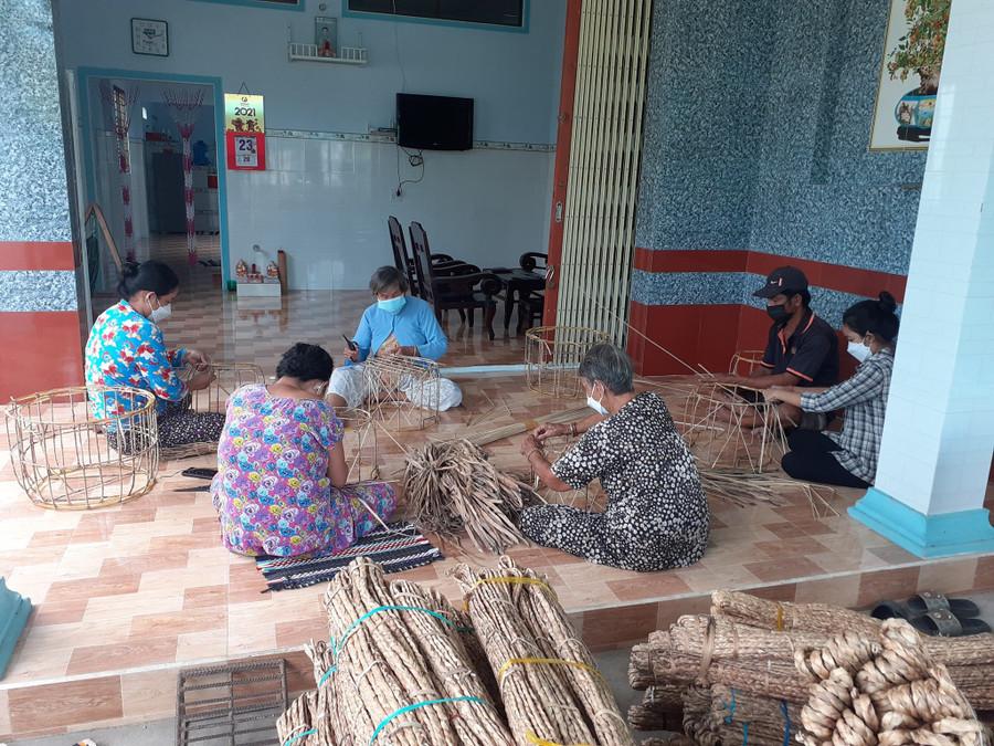 Nghề đan lục bình giúp nhiều hộ gia đình nông thôn có thêm thu nhập, ổn định cuộc sống.