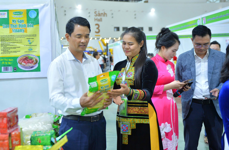 Khu vực triển lãm là cơ hội giúp các hợp tác xã kết nối trực tiếp với người tiêu dùng, nhà phân phối và nhà đầu tư. Ảnh: Huệ Chi