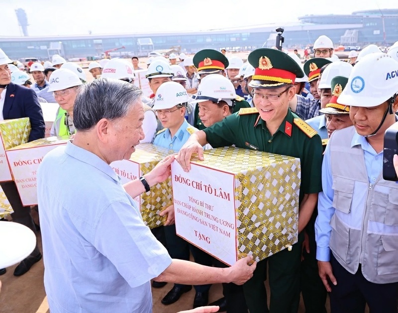 Tổng Bí thư Tô Lâm tặng quà động viên lực lượng thi công dự án - Ảnh: Cổng TTĐT tỉnh Đồng Nai.