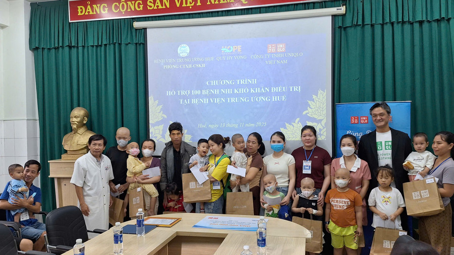 UNIQLO cùng Quỹ Hy vọng trao tặng quà cho bệnh nhi ung thư bị ảnh hưởng lũ lụt tại Bệnh viện Trung ương Huế. z7222562958519-7918b03c34d84fee962ab65c58ecf51d.jpg