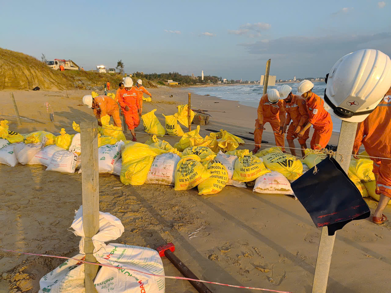 Sử dụng các bao cán chèn giữ ổn định không xê dịch đoạn cáp ngầm bị lộ thiên