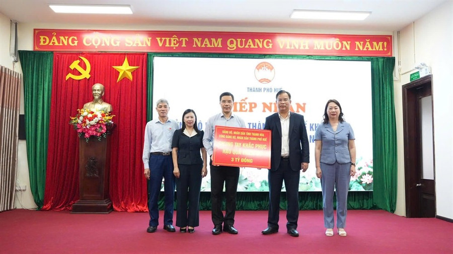 Đoàn công tác tỉnh Thanh Hóa tặng TP Huế 3 tỷ đồng. z7216257501232-980c3b61aa96f154f23e8b4d157e11c1.jpg