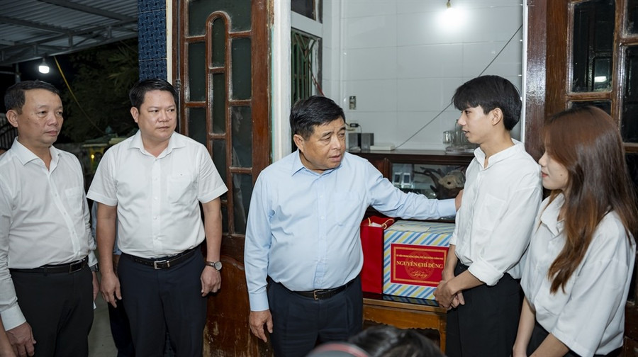 Phó Thủ tướng Nguyễn Chí Dũng cùng đoàn công tác Chính phủ đến thăm, tặng quà các hộ gia đình bị ảnh hưởng thiệt hại do mưa lũ tại phường Hương Thủy, TP Huế chiều tối 13/11. hie02401.jpg