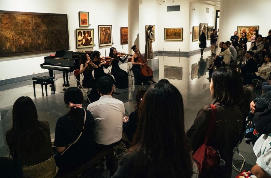 Tour 'Đêm Bảo tàng' của Bảo tàng Mỹ thuật Việt Nam thu hút đông đảo khách tham quan.