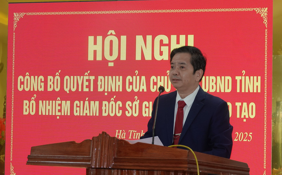 Ông Bùi Nhân Sâm - Giám đốc Sở Giáo dục và Đào tạo Hà Tĩnh phát biểu tại Hội nghị. dsc00493.jpg