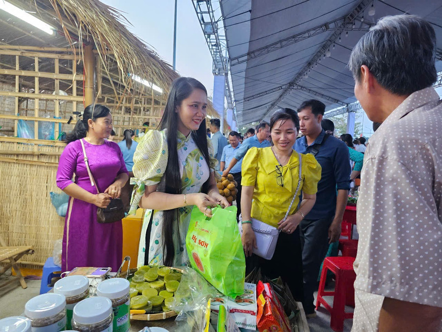 Người dân tham gia sự kiện lễ hội địa bàn tỉnh Sóc Trăng (cũ), nay là TP Cần Thơ. giam-ngheo-hieu-qua-3.jpg