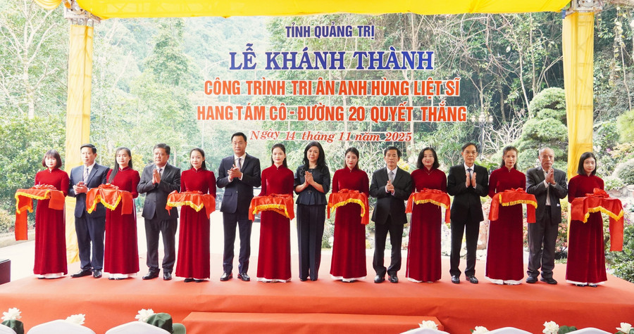 Lãnh đạo tỉnh thực hiện nghi thức khánh thành công trình tôn tạo Di tích quốc gia đặc biệt Hang Tám Cô.