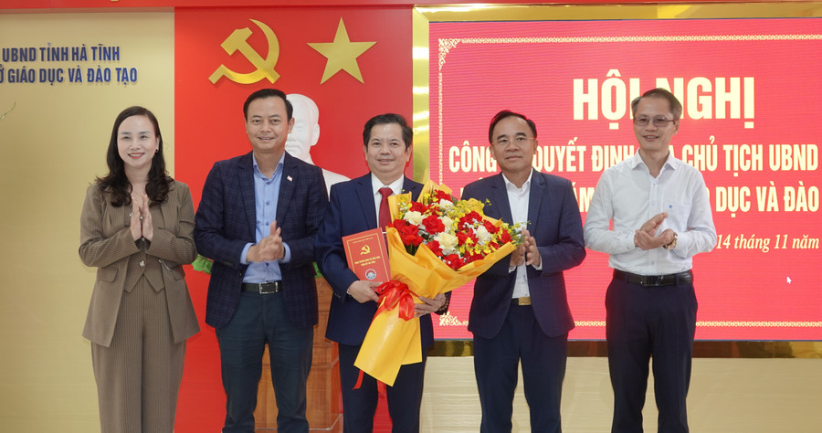 Đại diện Ban Tuyên giáo Tỉnh ủy Hà Tĩnh tặng hoa chúc mừng tân Giám đốc Sở Giáo dục và Đào tạo dsc00477.jpg