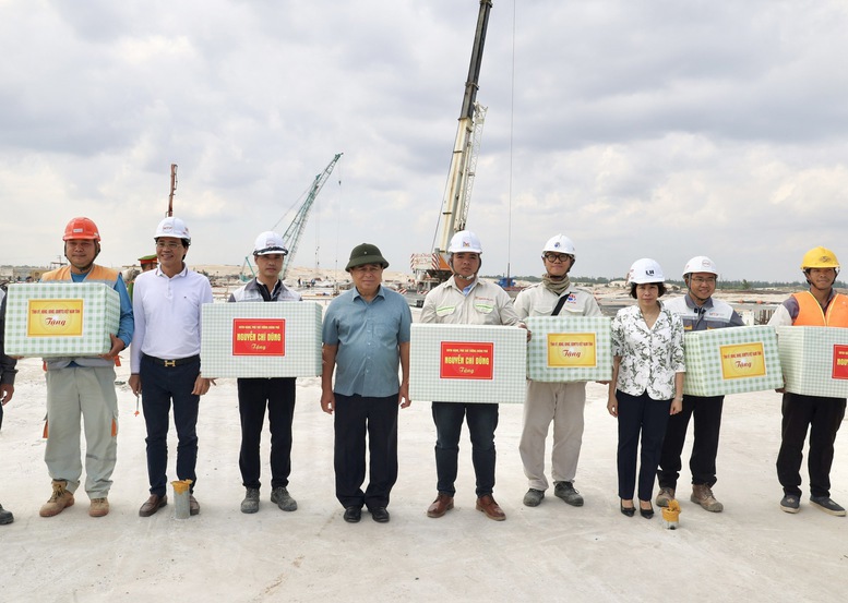 Đoàn công tác tặng quà cho người lao động đang thi công tại Khu bến cảng Mỹ Thủy. Ảnh: VGP.